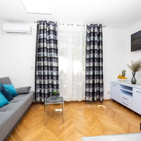 Apartment Paolo By The Beach Znjan Split Bagian luar foto