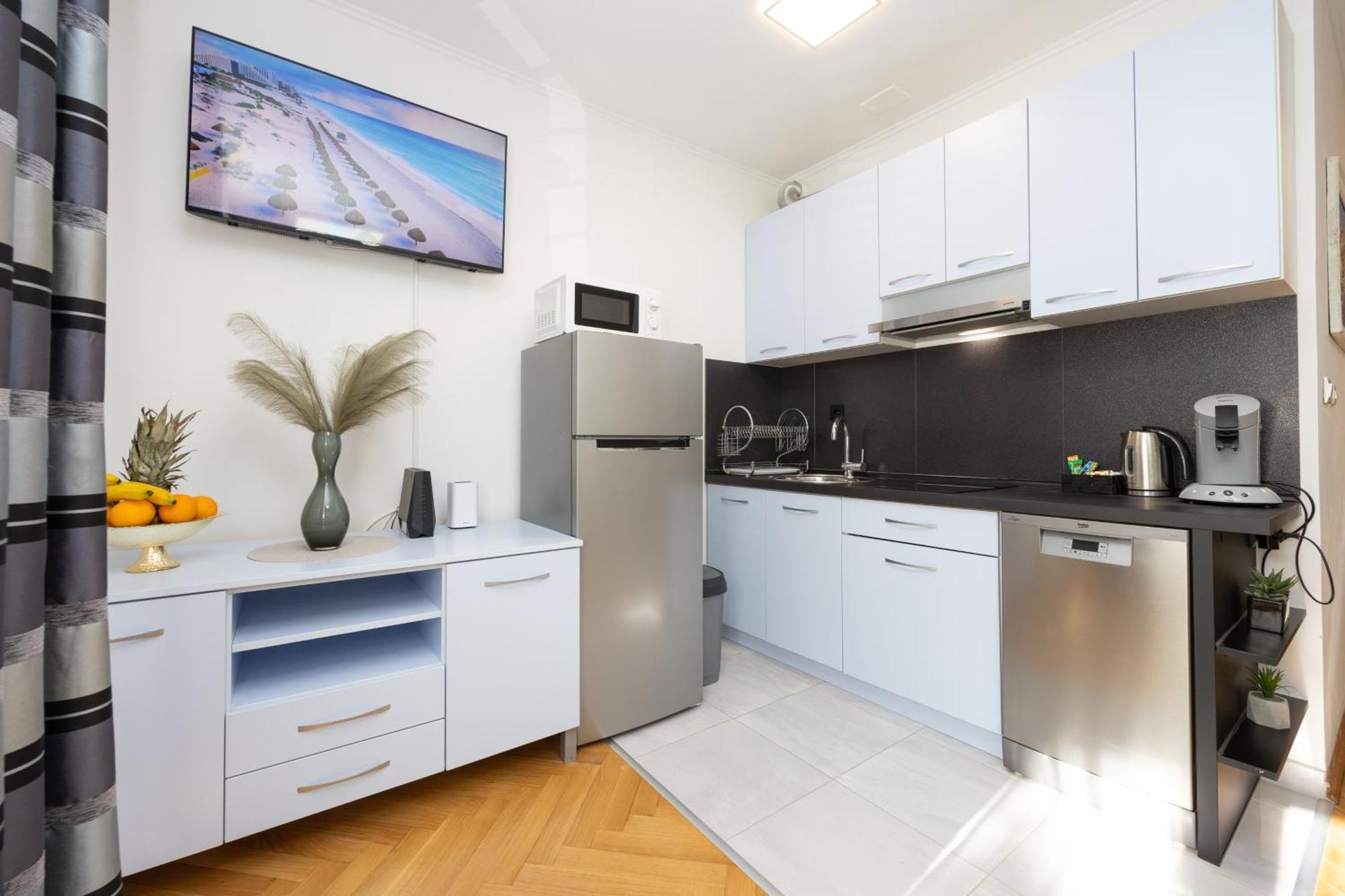 Apartment Paolo By The Beach Znjan Split Bagian luar foto